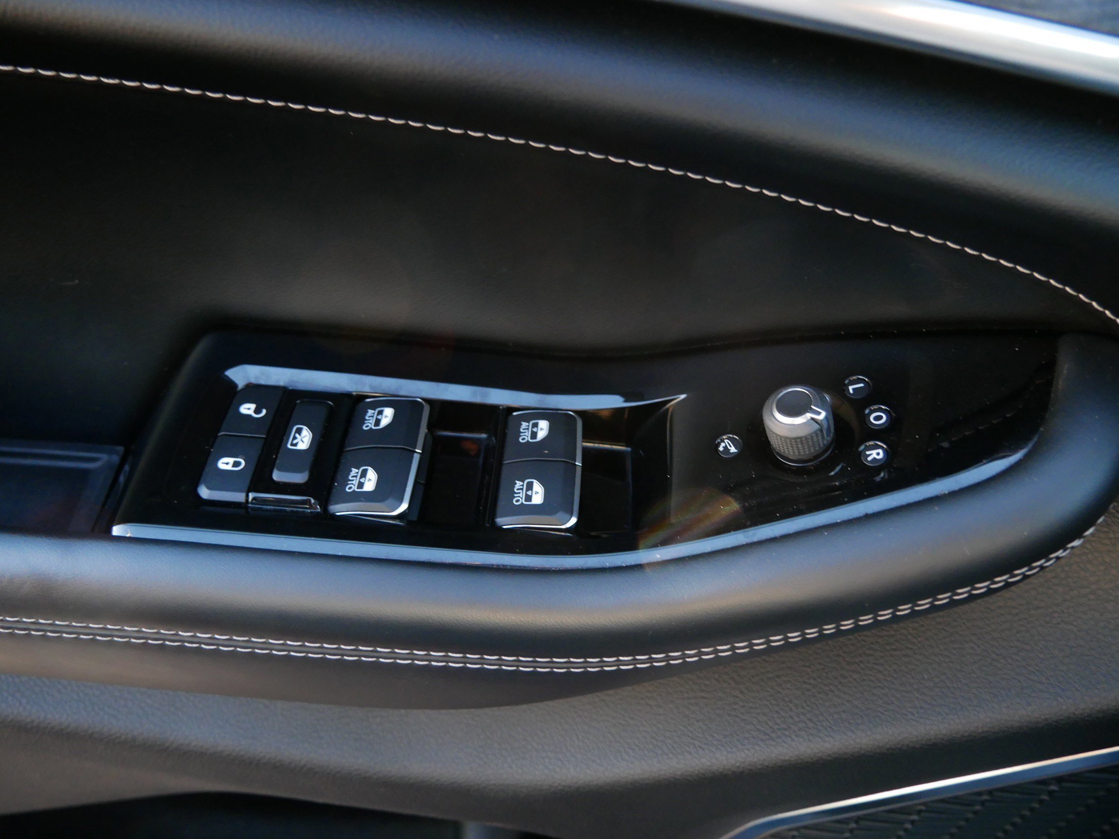 Used 2022 Jeep Grand Cherokee Overland w/ Luxury Tech Group IV image 20