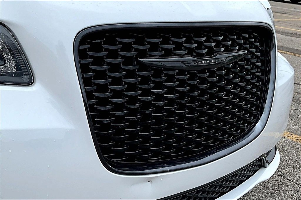 Used 2022 Chrysler 300 Touring w/ Sport Appearance Package image 28