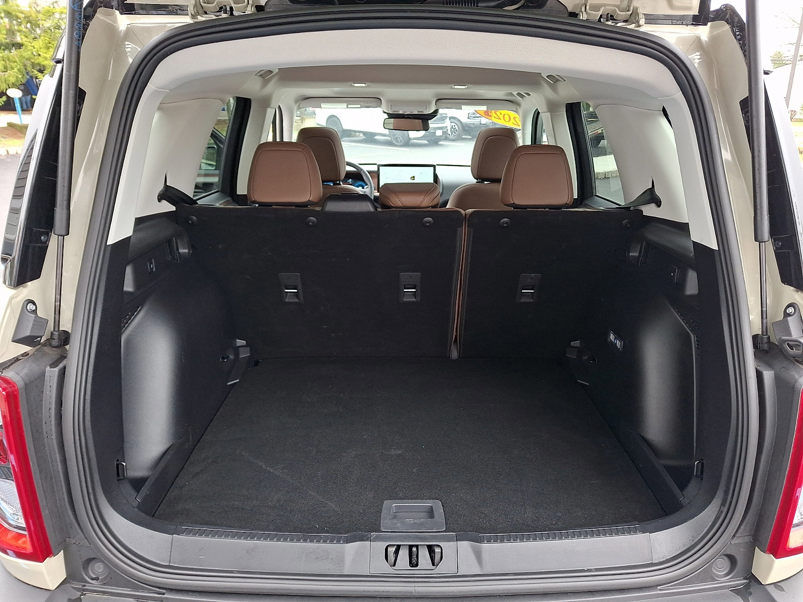 Certified 2025 Ford Bronco Sport Outer Banks w/ Outer Banks Tech Package+ AWD/4WD image 28