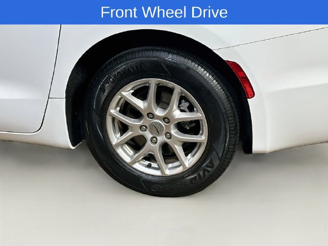 Used 2024 Chrysler Pacifica Touring-L FWD image 6