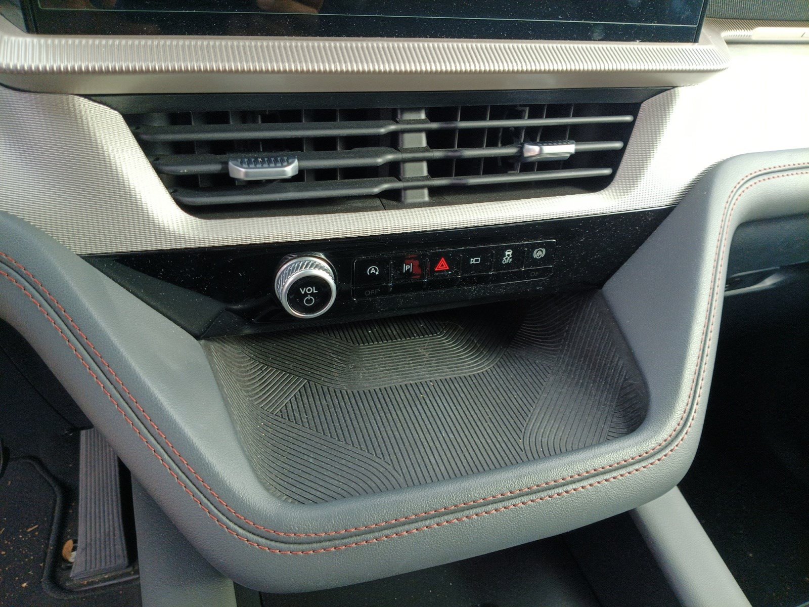 Certified 2025 Ford Explorer Active RWD image 12