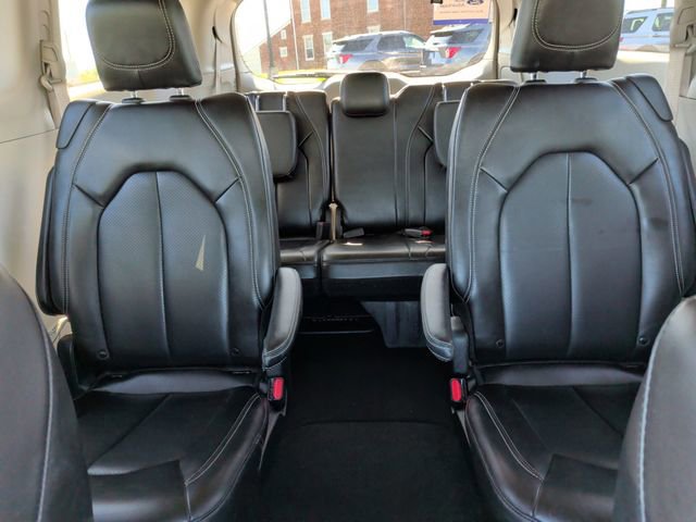 Used 2023 Chrysler Pacifica Touring-L FWD image 12