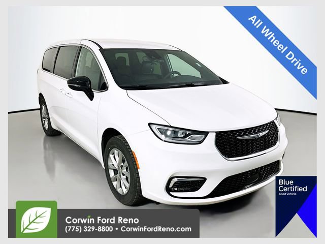 Used 2025 Chrysler Pacifica Select