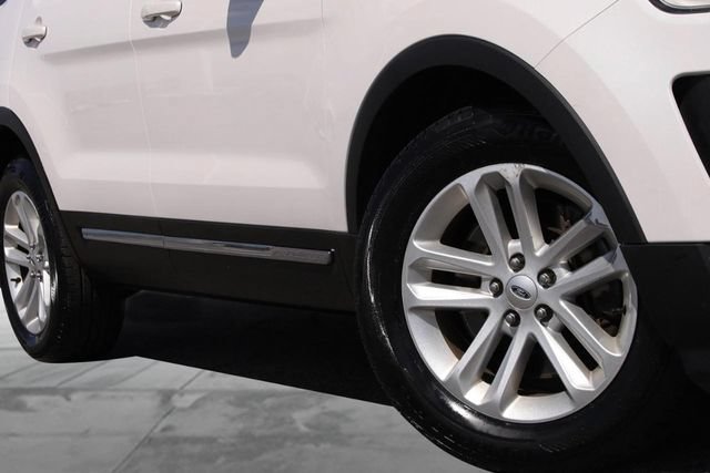 Certified 2017 Ford Explorer XLT FWD image 3