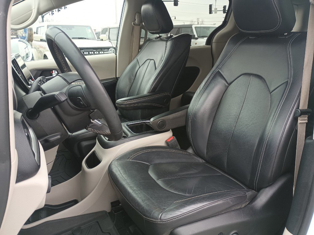 Used 2022 Chrysler Pacifica Touring-L w/ Uconnect Theater Family Group image 16