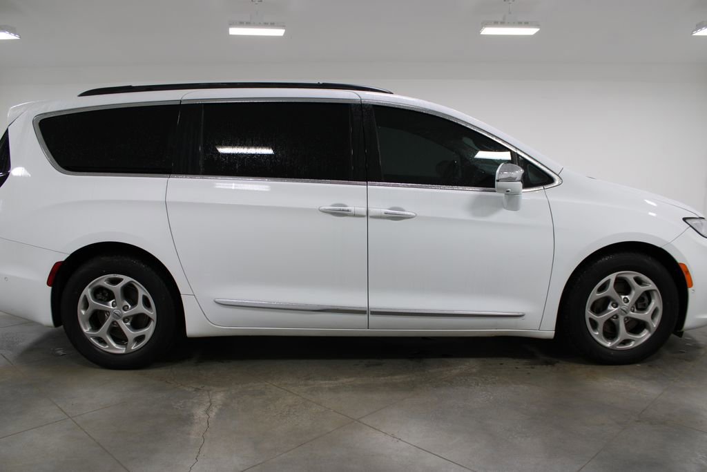 Used 2022 Chrysler Pacifica Limited image 6