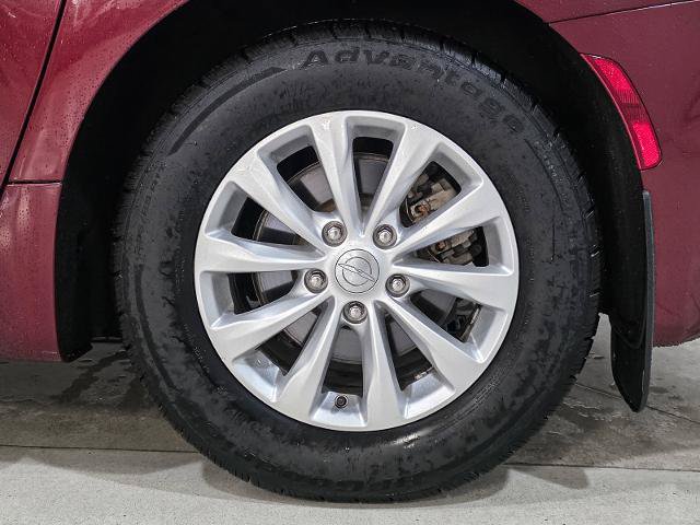 Used 2018 Chrysler Pacifica Touring-L Plus w/ Advanced Safetytec Group FWD image 18