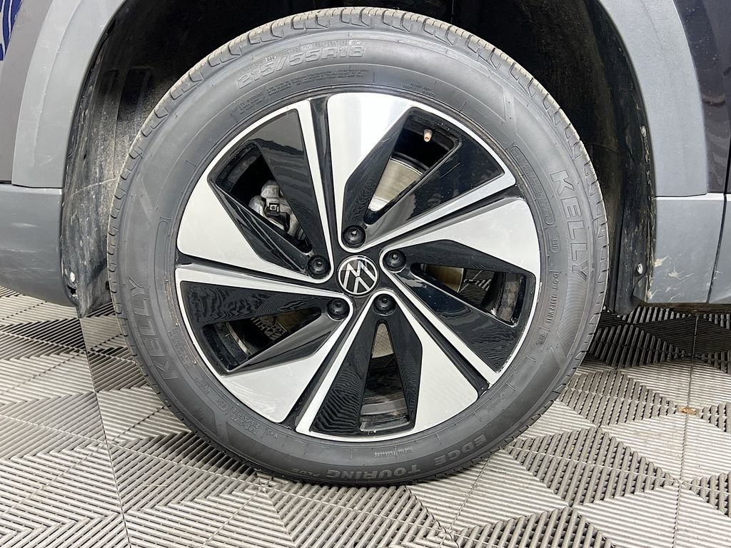 Used 2024 Volkswagen Taos SE w/ Panoramic Sunroof Package AWD/4WD image 36