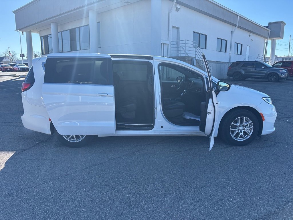 Used 2025 Chrysler Pacifica Select image 5