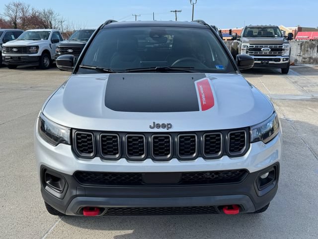 Used 2025 Jeep Compass Trailhawk AWD/4WD image 2