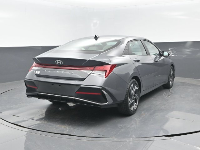 Used 2025 Hyundai Elantra SEL FWD image 21