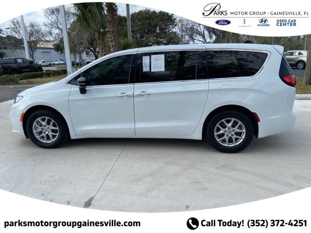Used 2024 Chrysler Pacifica Touring-L image 7