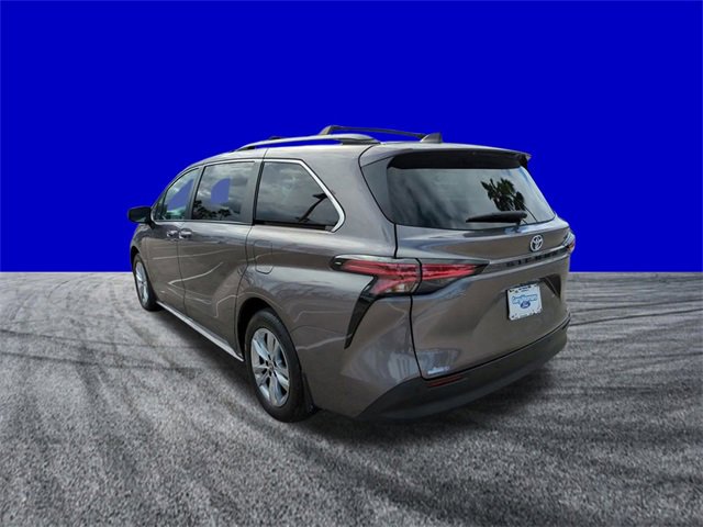 Used 2022 Toyota Sienna XLE image 6