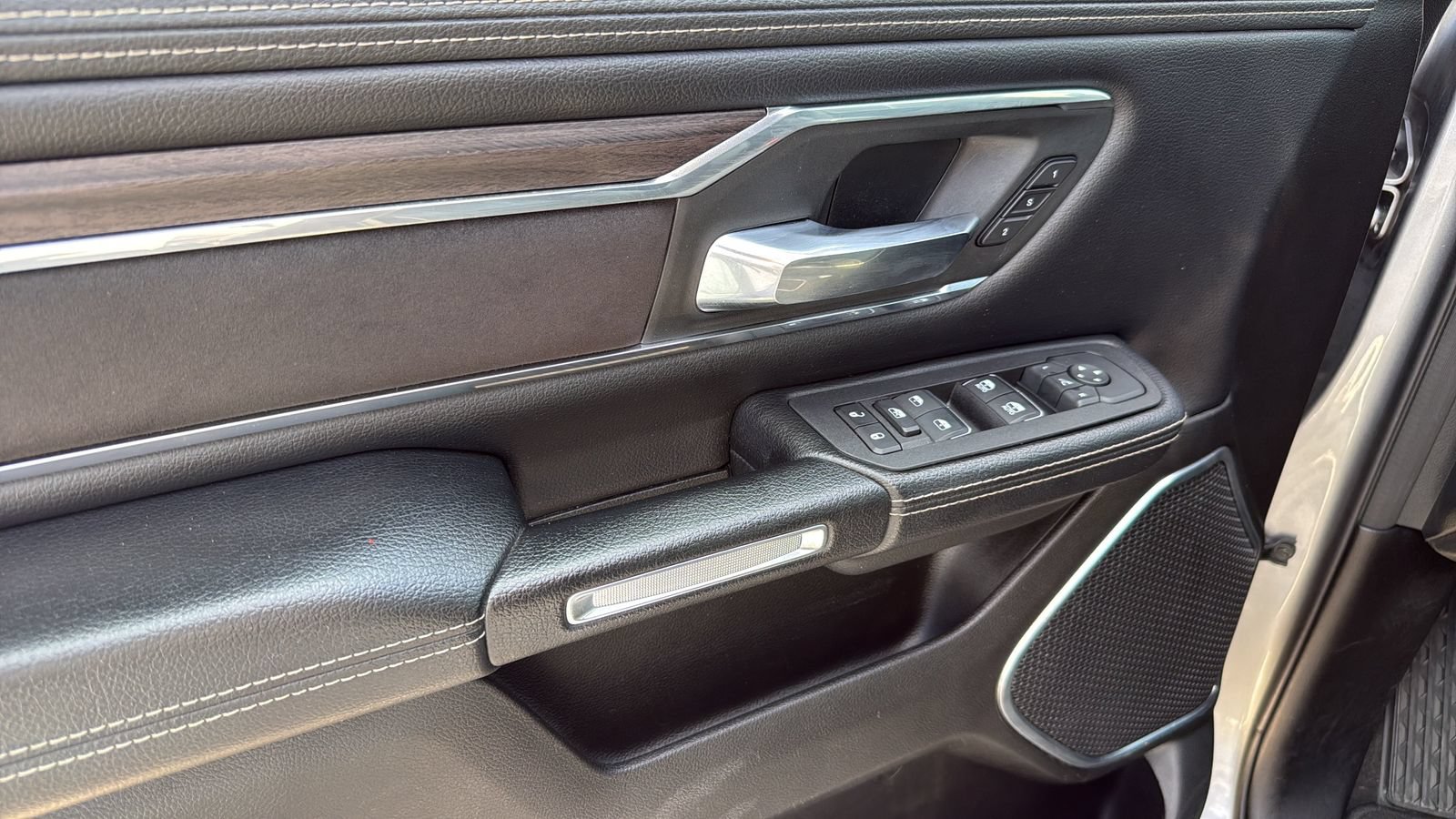 Used 2025 RAM 1500 Laramie AWD/4WD image 12