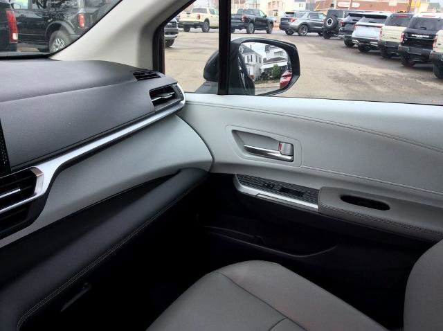 Used 2025 Toyota Sienna XLE image 25