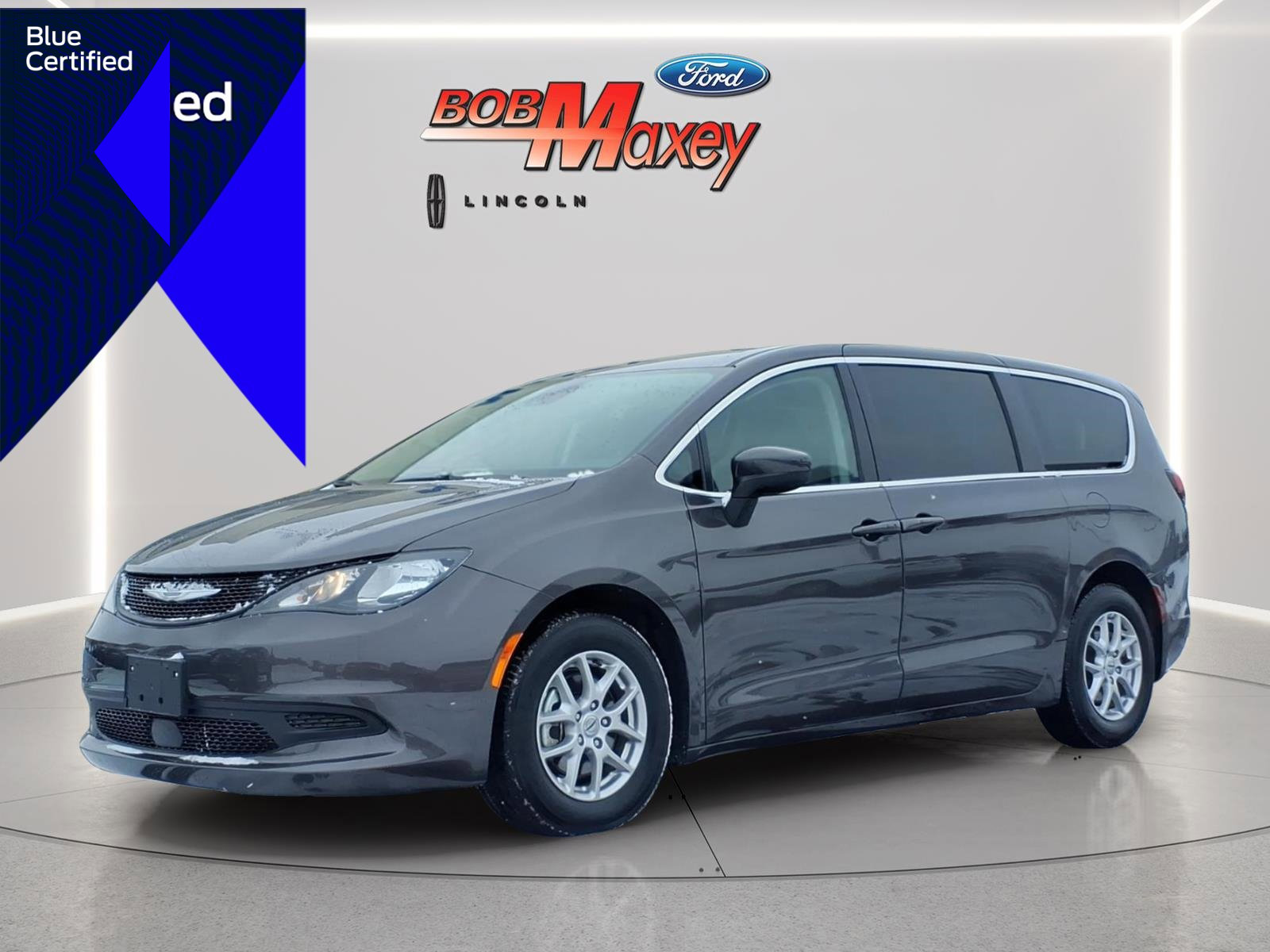 Used 2023 Chrysler Voyager LX image 1