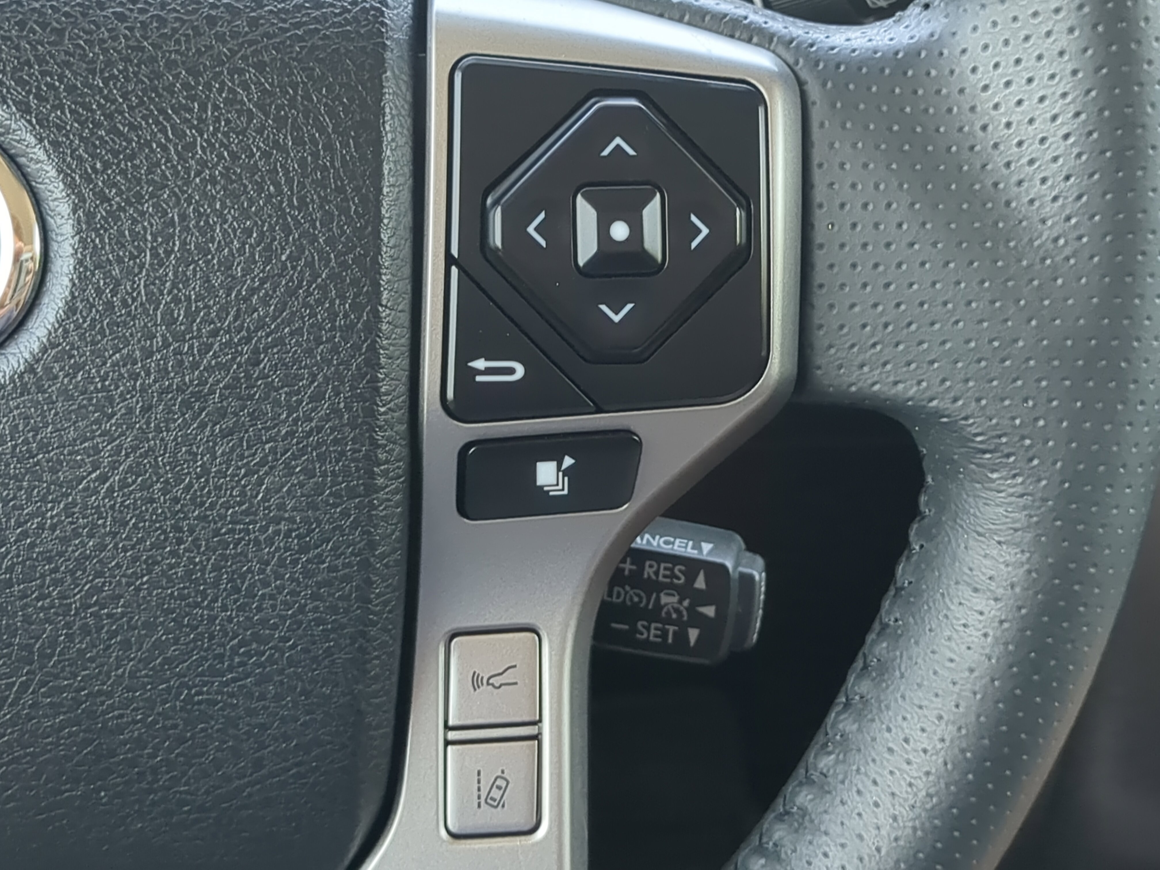 Used 2020 Toyota 4Runner SR5 Premium w/ Moonroof Package RWD image 25