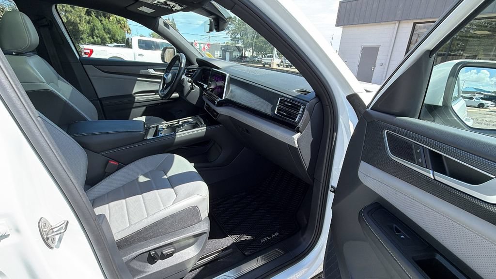 Used 2024 Volkswagen Atlas Cross Sport SEL R-Line AWD/4WD image 27