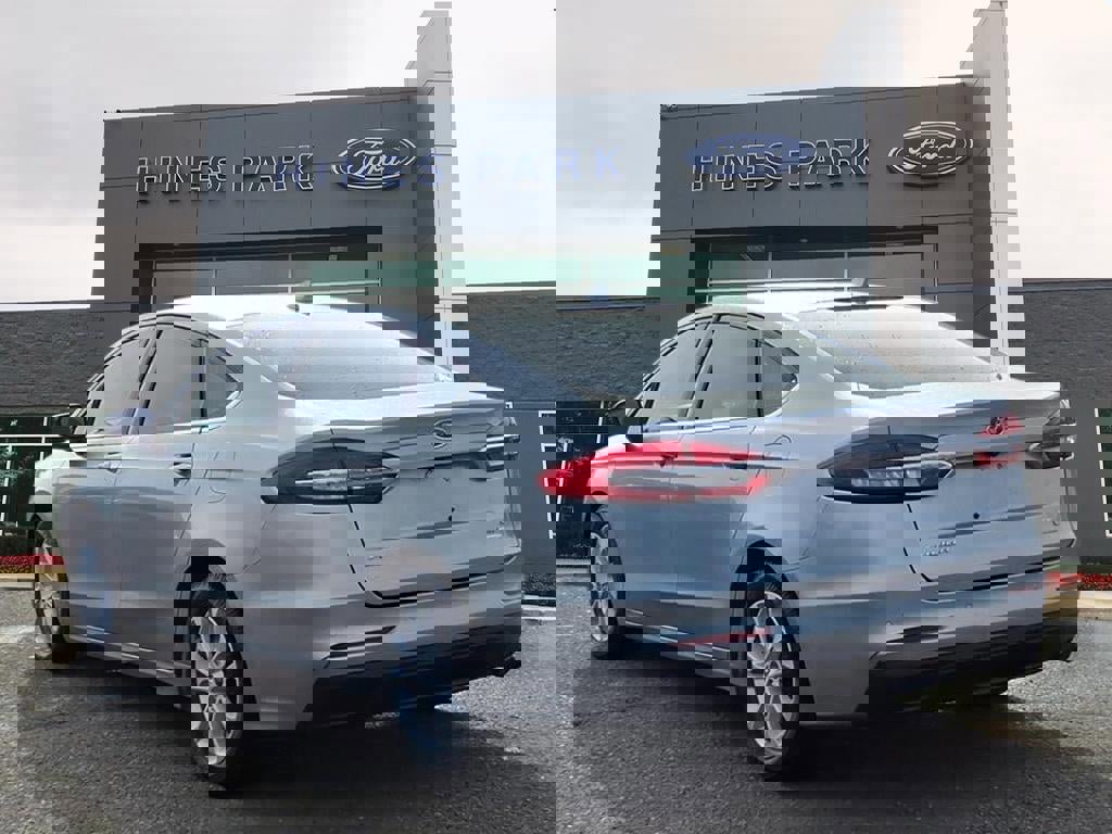 Certified 2020 Ford Fusion SE image 3