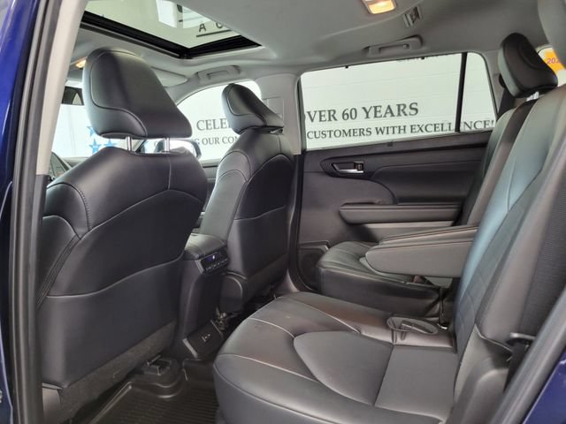 Used 2022 Toyota Highlander XLE AWD/4WD image 22