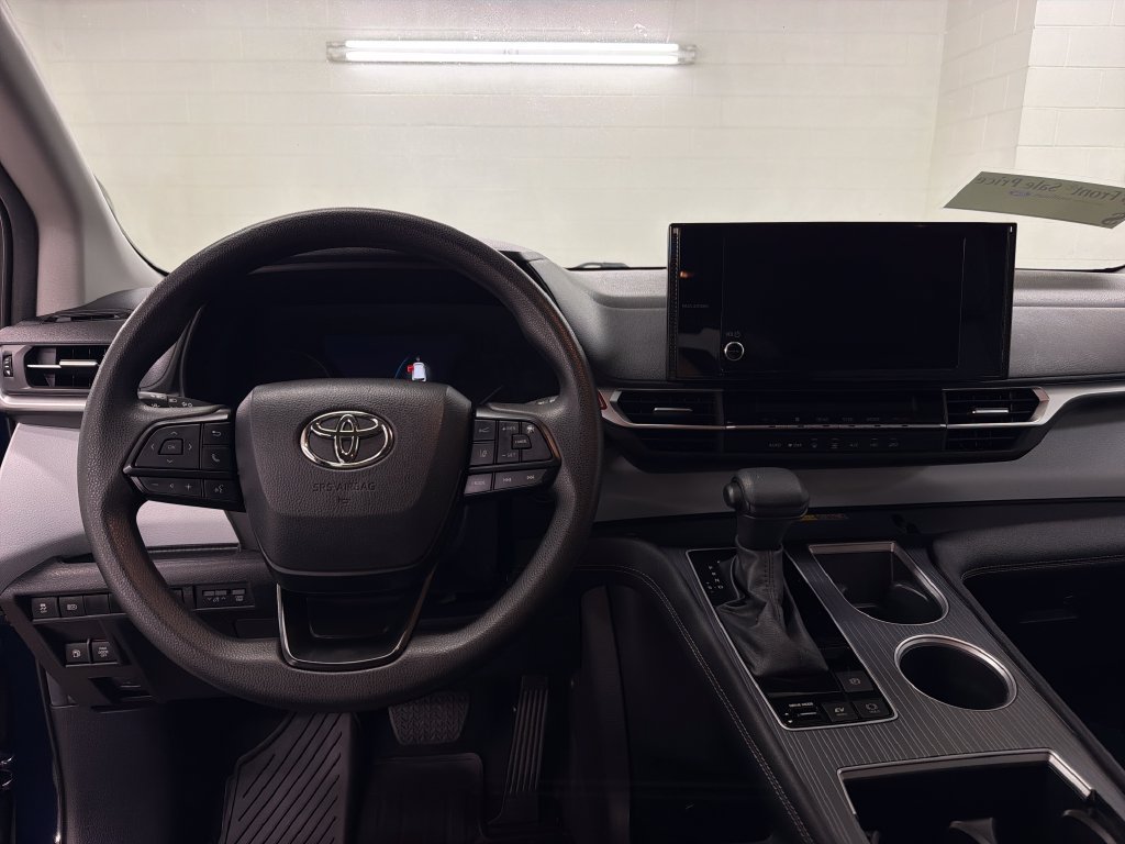 Used 2025 Toyota Sienna LE FWD image 7