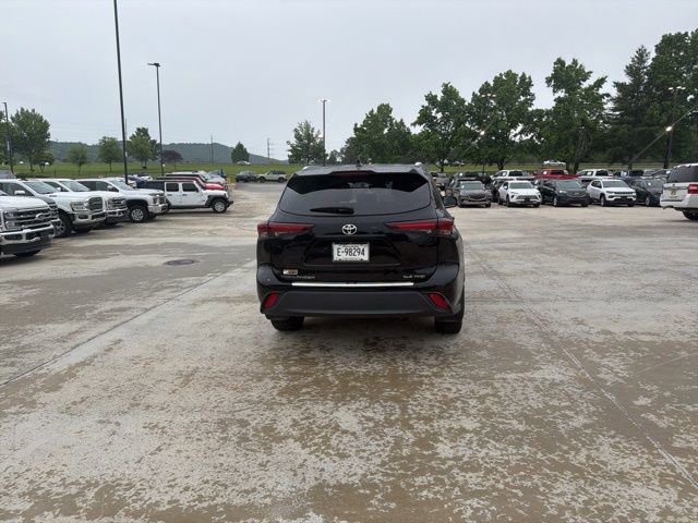 Used 2024 Toyota Highlander XLE AWD/4WD image 10