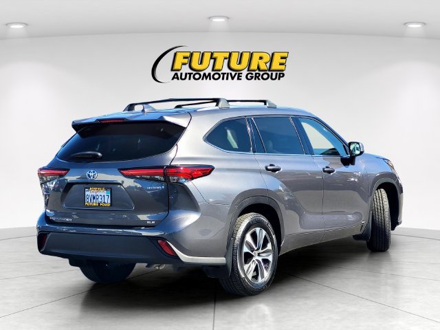 Used 2021 Toyota Highlander XLE AWD/4WD image 4