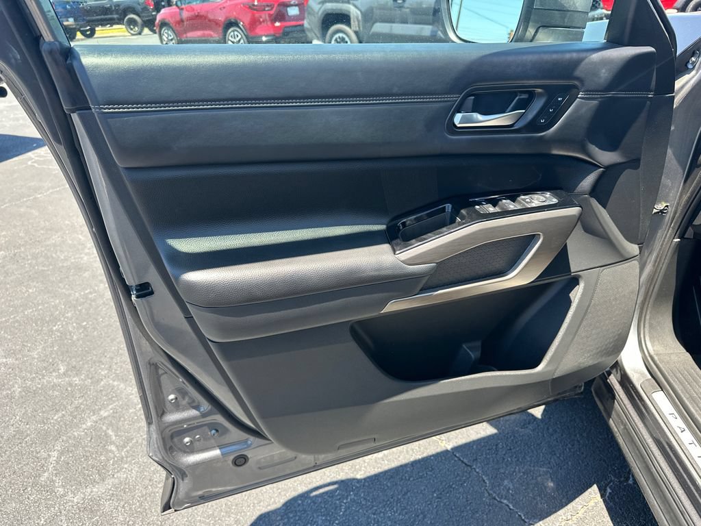 Used 2024 Nissan Pathfinder Platinum FWD image 10