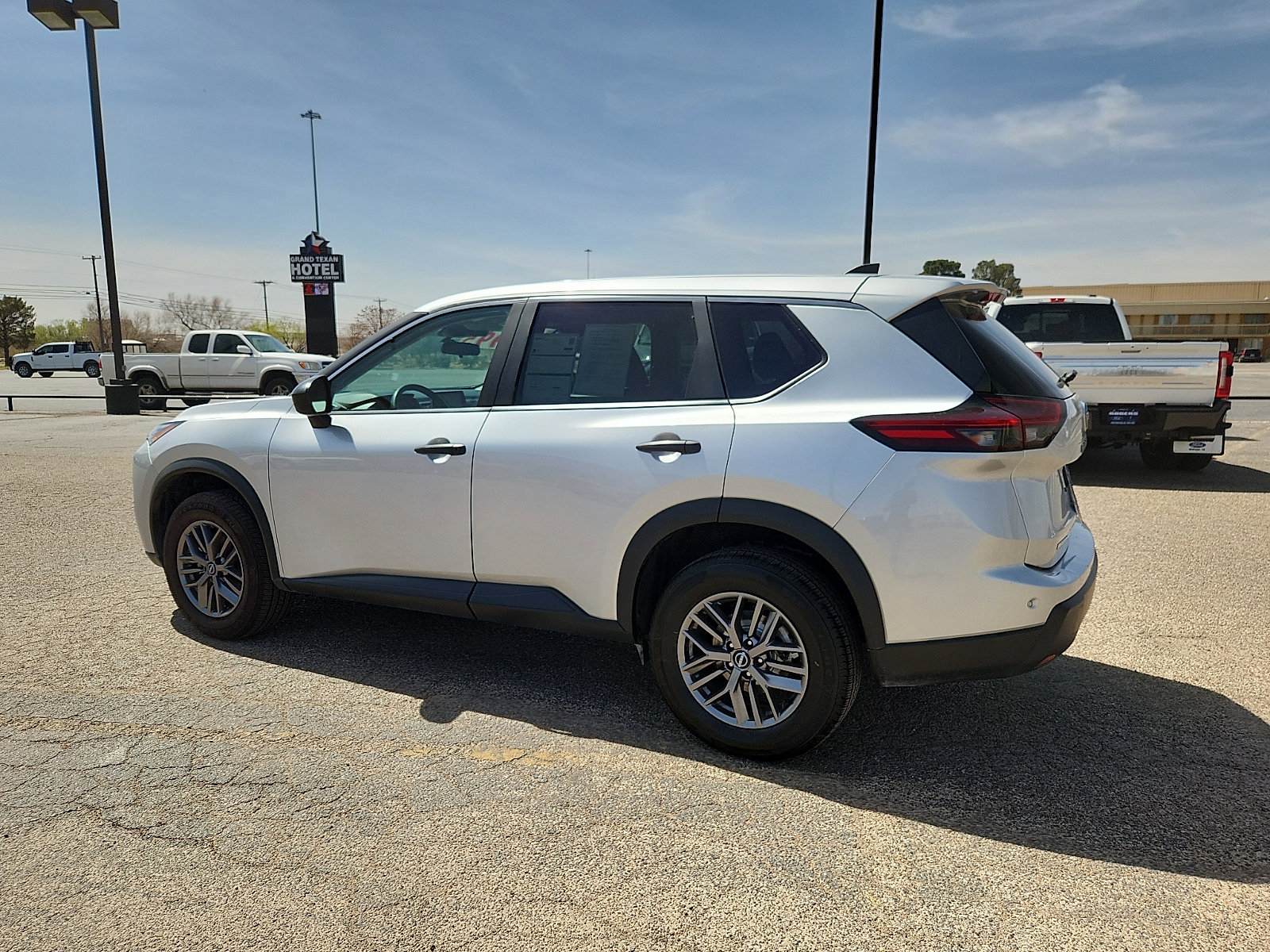 Used 2024 Nissan Rogue S image 2