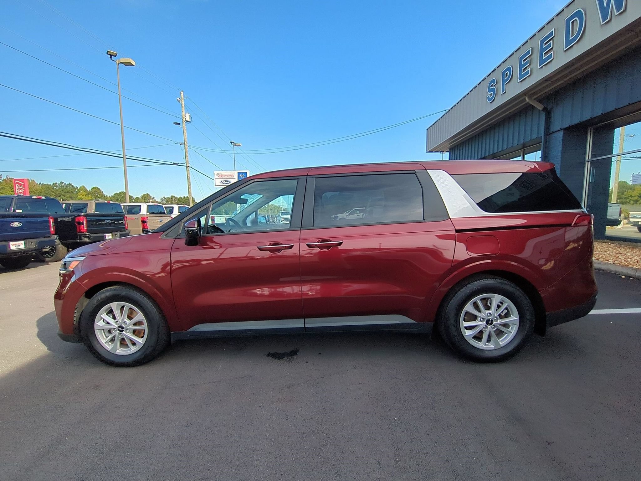 Used 2023 Kia Carnival LX FWD image 10