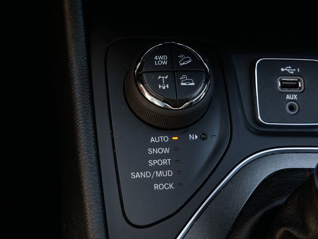 Used 2020 Jeep Cherokee Trailhawk w/ Cold Weather Group AWD/4WD image 25