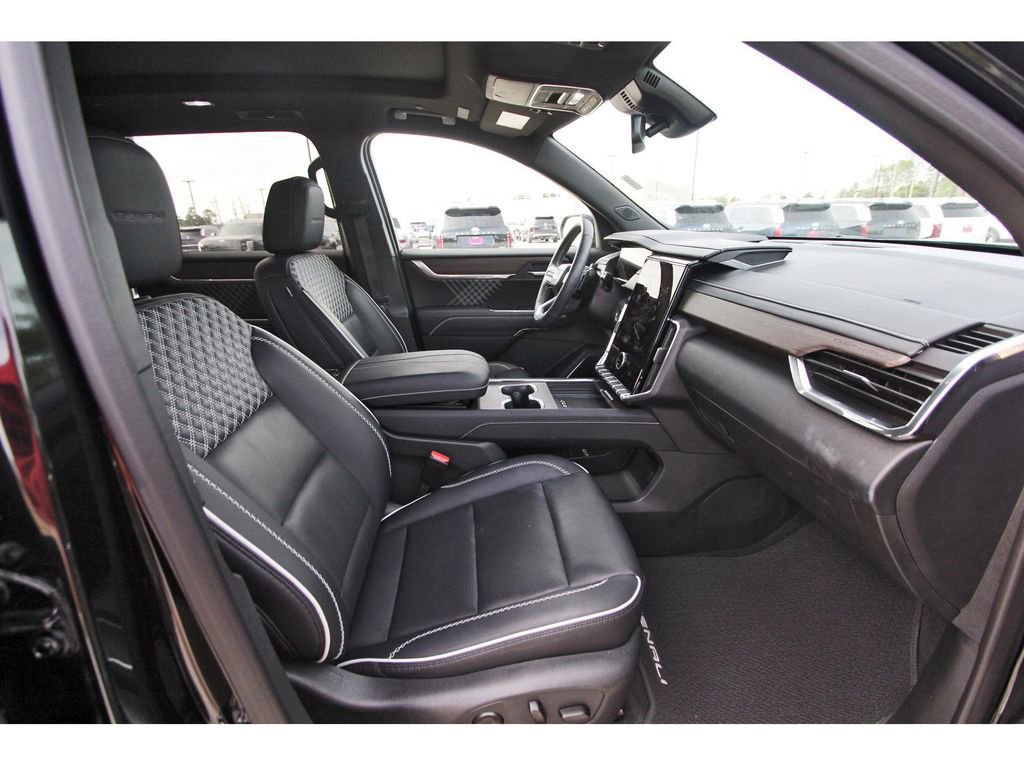 Used 2025 GMC Acadia Denali FWD image 29