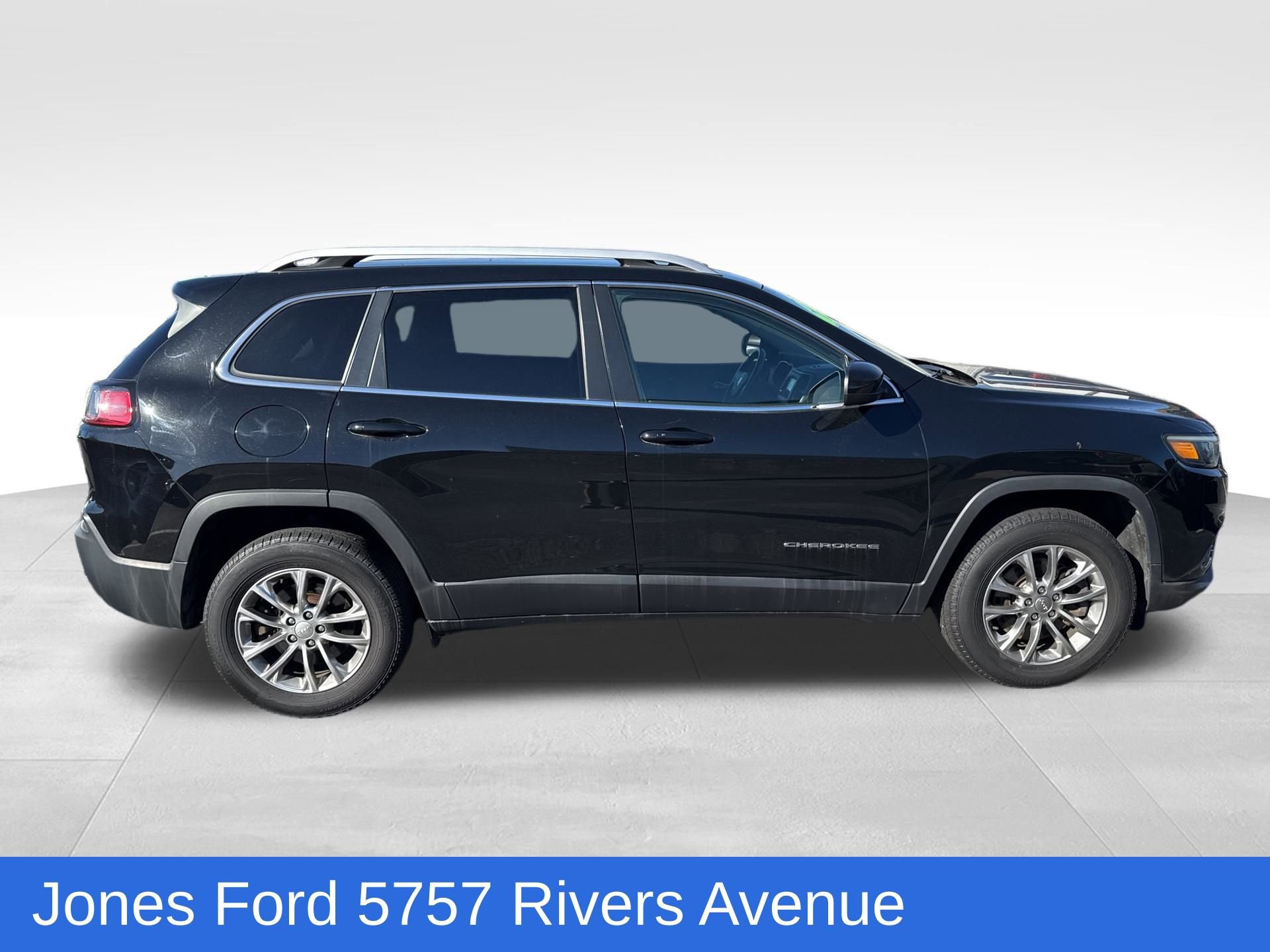 Used 2019 Jeep Cherokee Latitude Plus w/ Cold Weather Group image 3