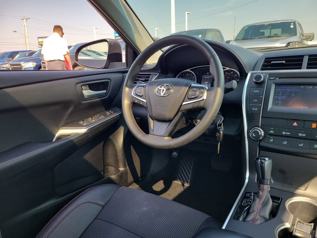 Used 2017 Toyota Camry SE w/ Moonroof Package FWD image 13