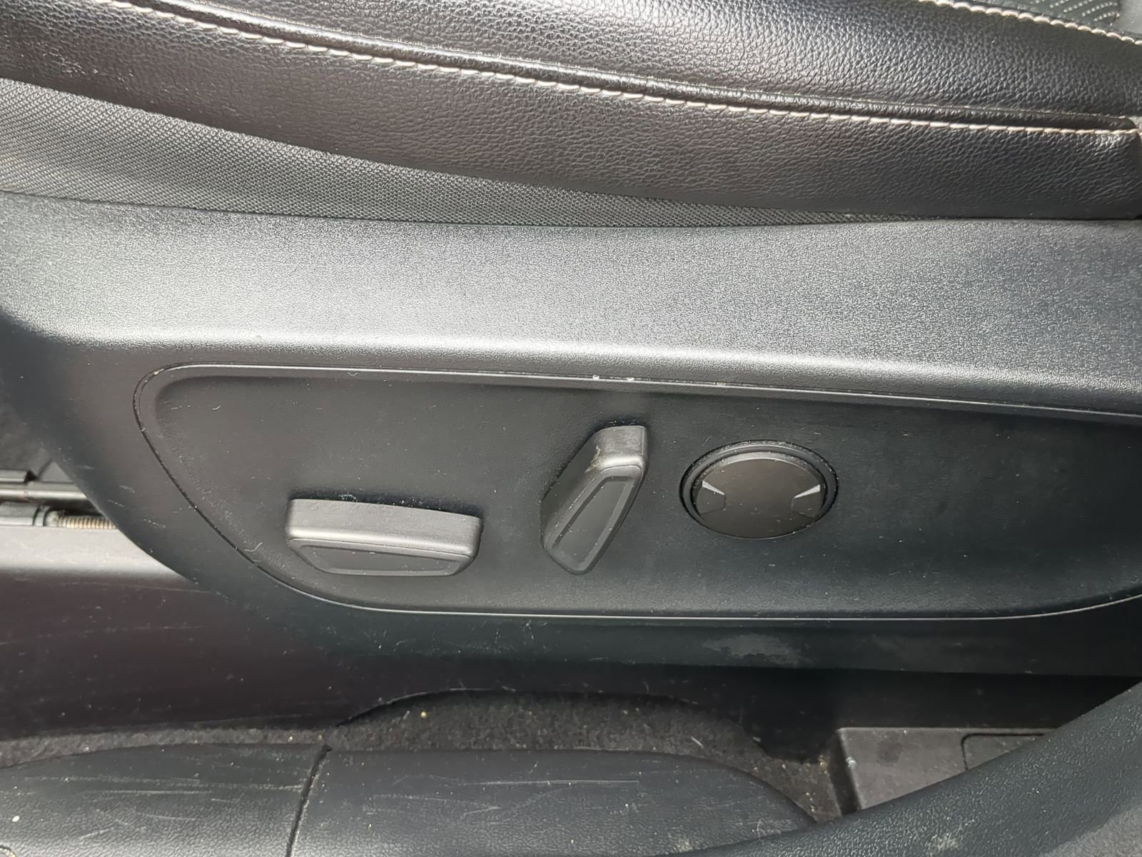 Certified 2020 Ford Escape Titanium image 22