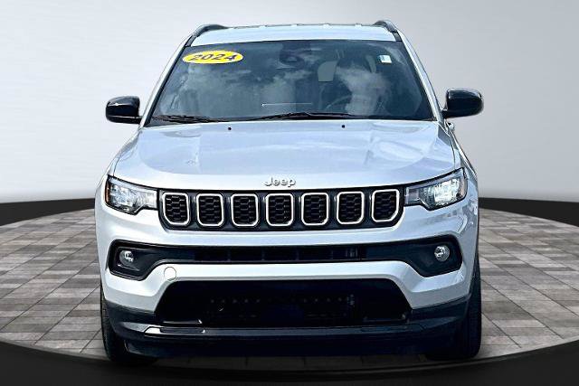 Used 2024 Jeep Compass Latitude AWD/4WD image 3