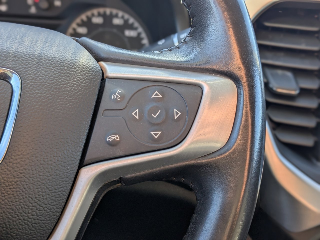 Used 2019 GMC Acadia SLE image 27