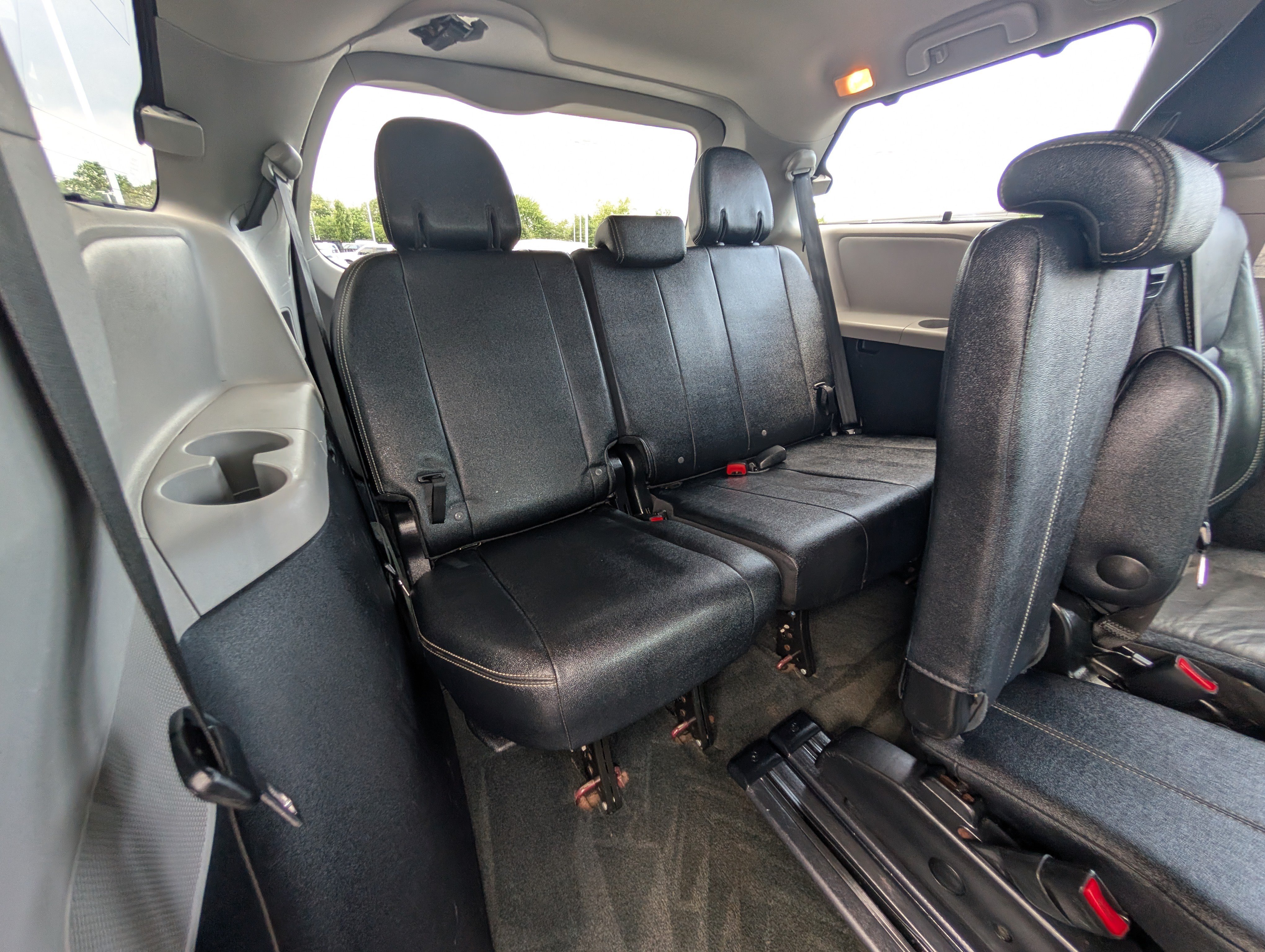 Used 2017 Toyota Sienna SE Premium FWD image 12