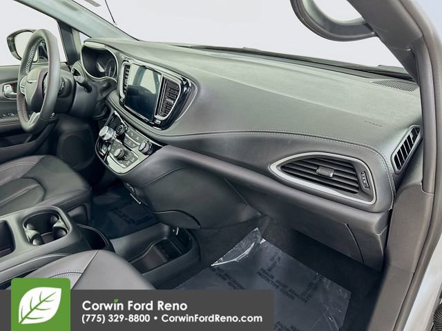 Used 2025 Chrysler Pacifica Select AWD/4WD image 29