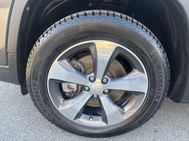Used 2019 Jeep Cherokee Limited AWD/4WD image 15