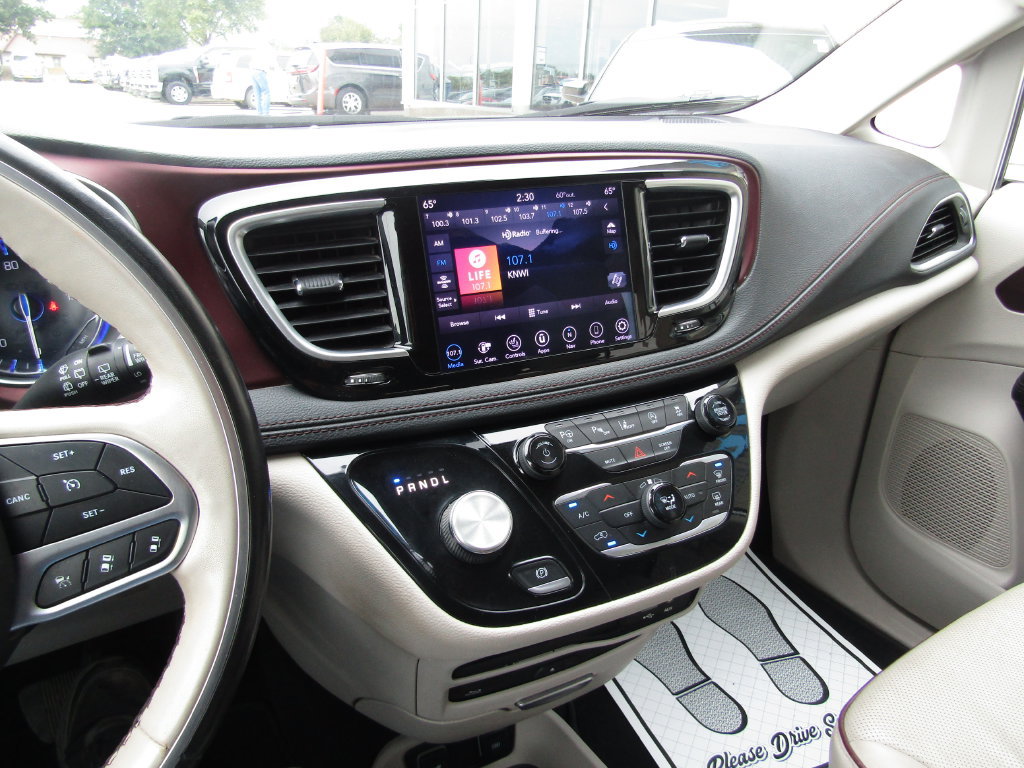 Used 2019 Chrysler Pacifica Limited w/ Tire & Wheel Group FWD image 32