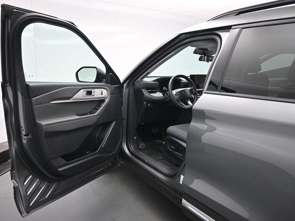 Certified 2025 Ford Explorer Active image 9