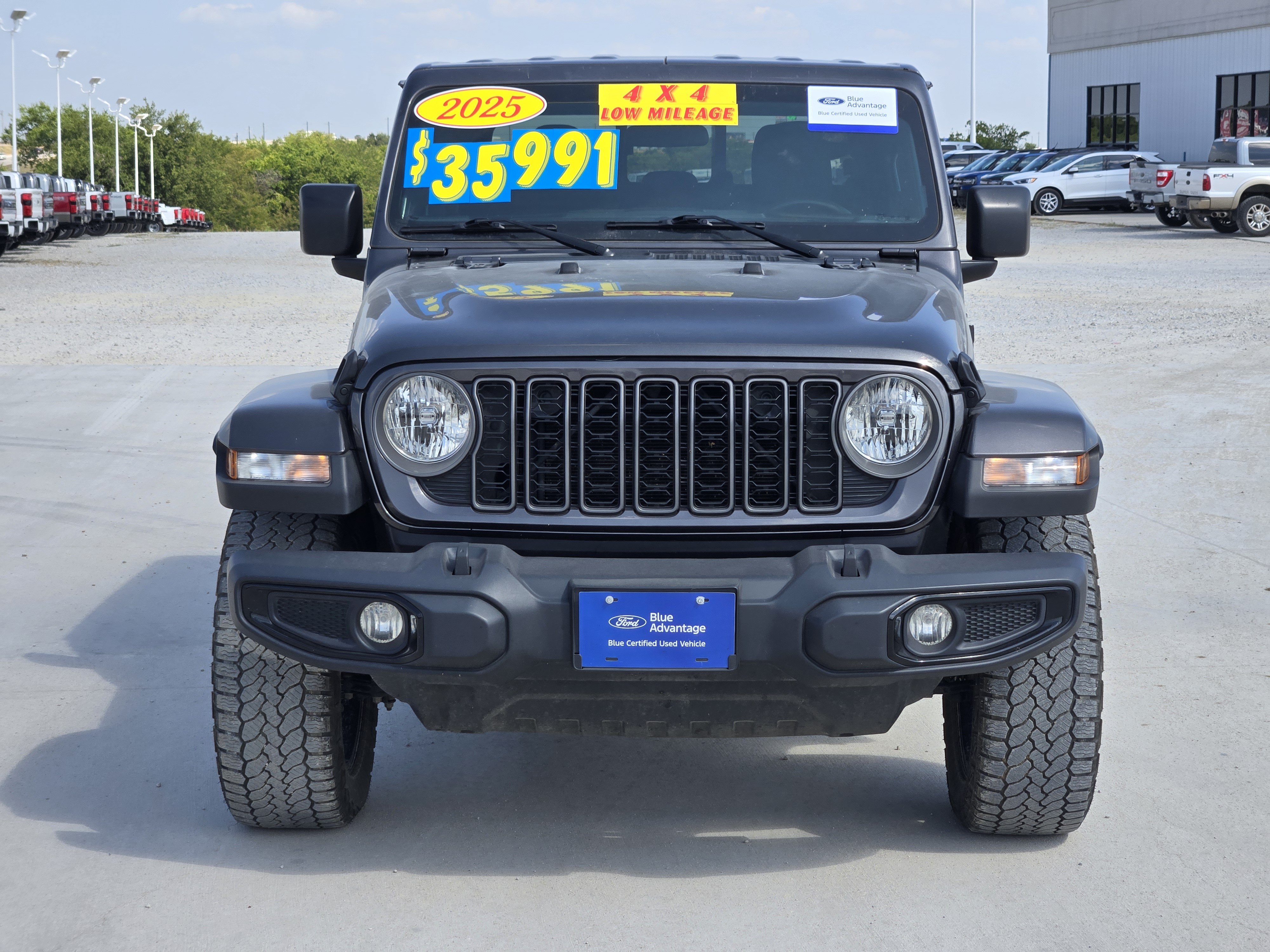 Used 2025 Jeep Gladiator Sport AWD/4WD image 2