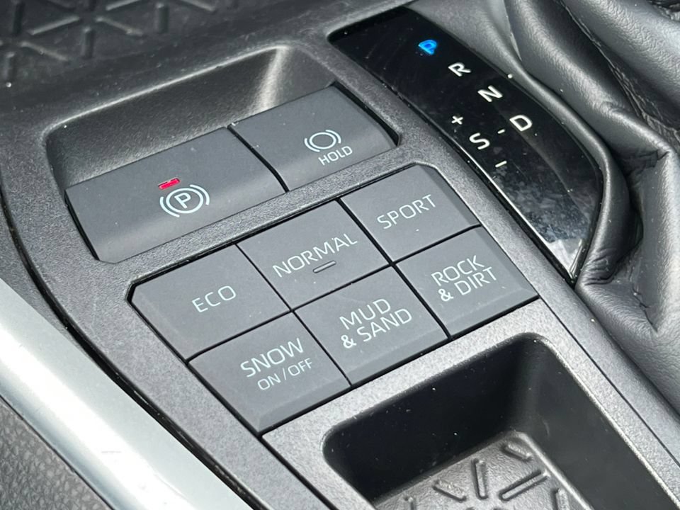 Used 2025 Toyota RAV4 XLE AWD/4WD image 25