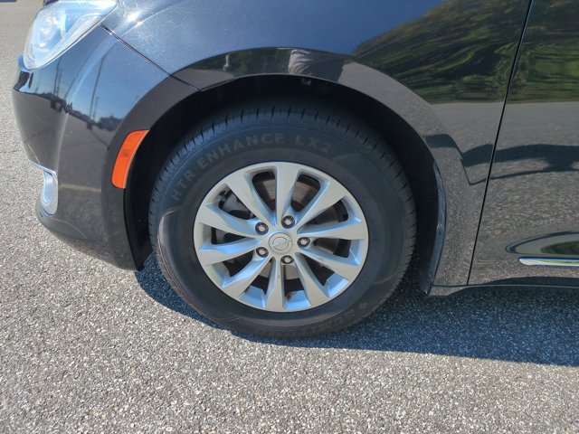 Used 2019 Chrysler Pacifica Touring-L FWD image 11