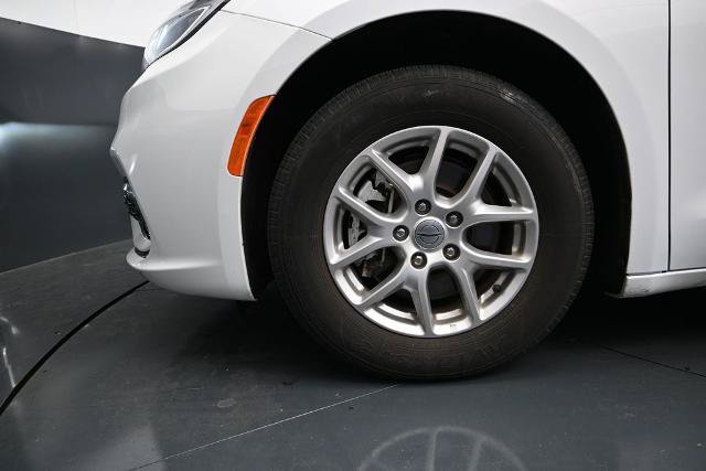 Used 2024 Chrysler Pacifica Touring-L FWD image 16