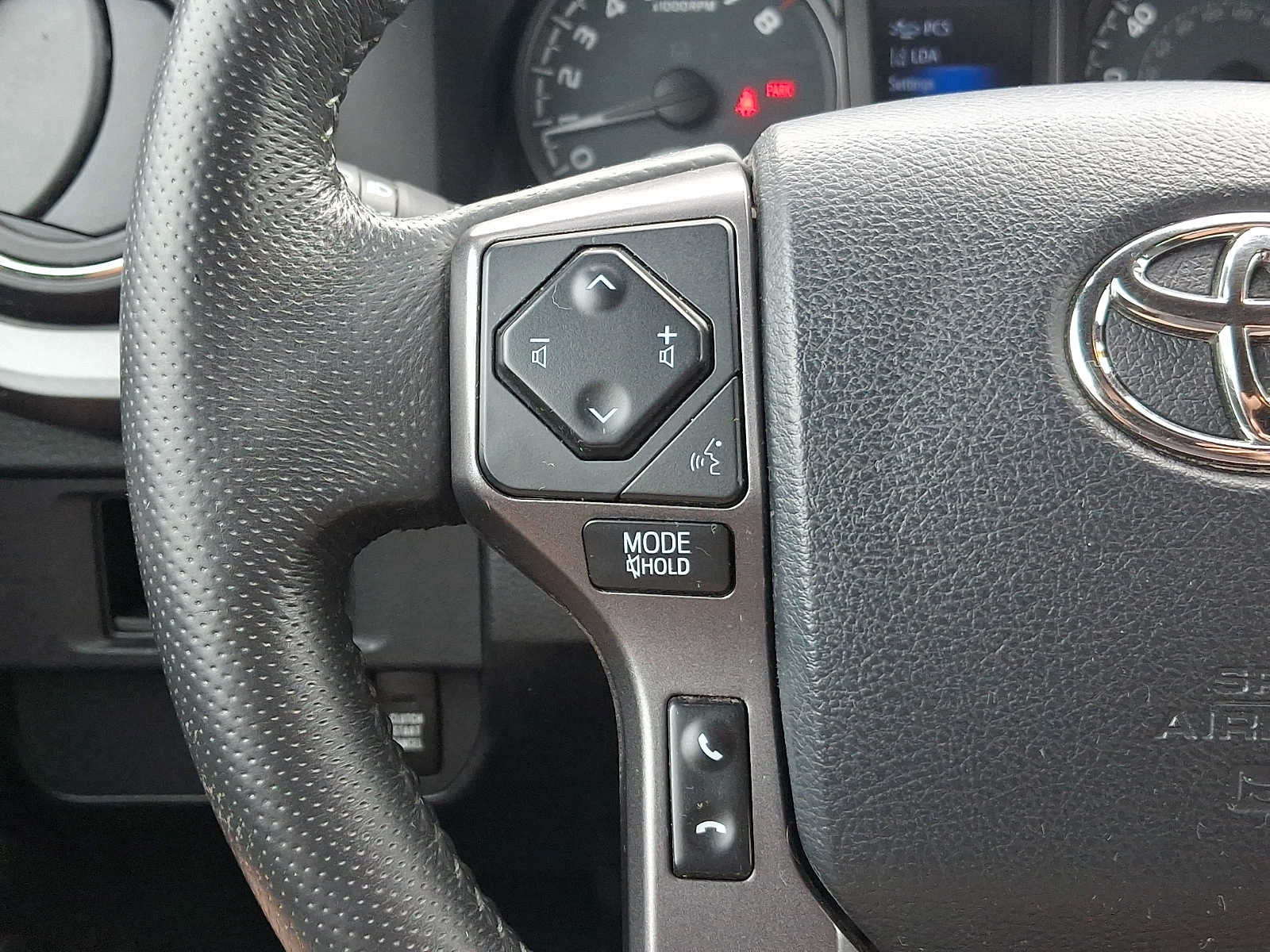 Used 2018 Toyota Tacoma TRD Sport AWD/4WD image 19