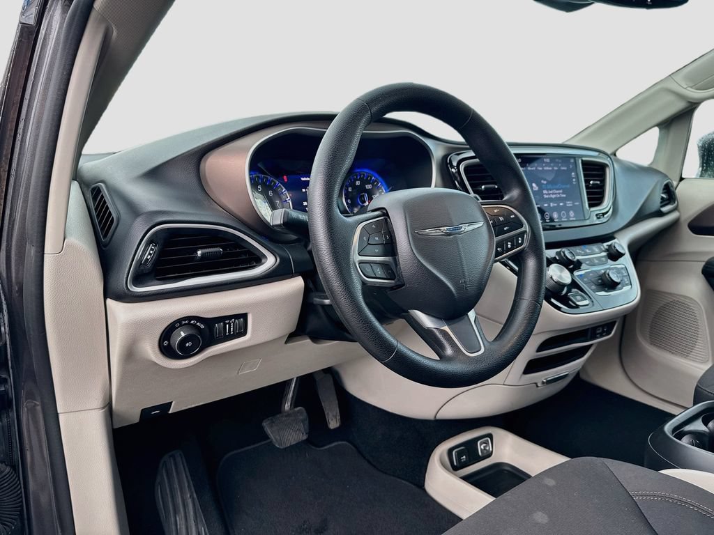 Used 2019 Chrysler Pacifica Touring Plus w/ Advanced Safetytec Group FWD image 9