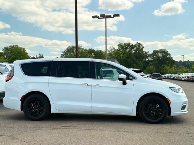 Used 2023 Chrysler Pacifica Touring-L FWD image 31