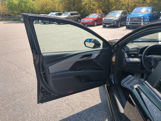 Used 2025 Toyota Camry SE w/ Convenience Package FWD image 13